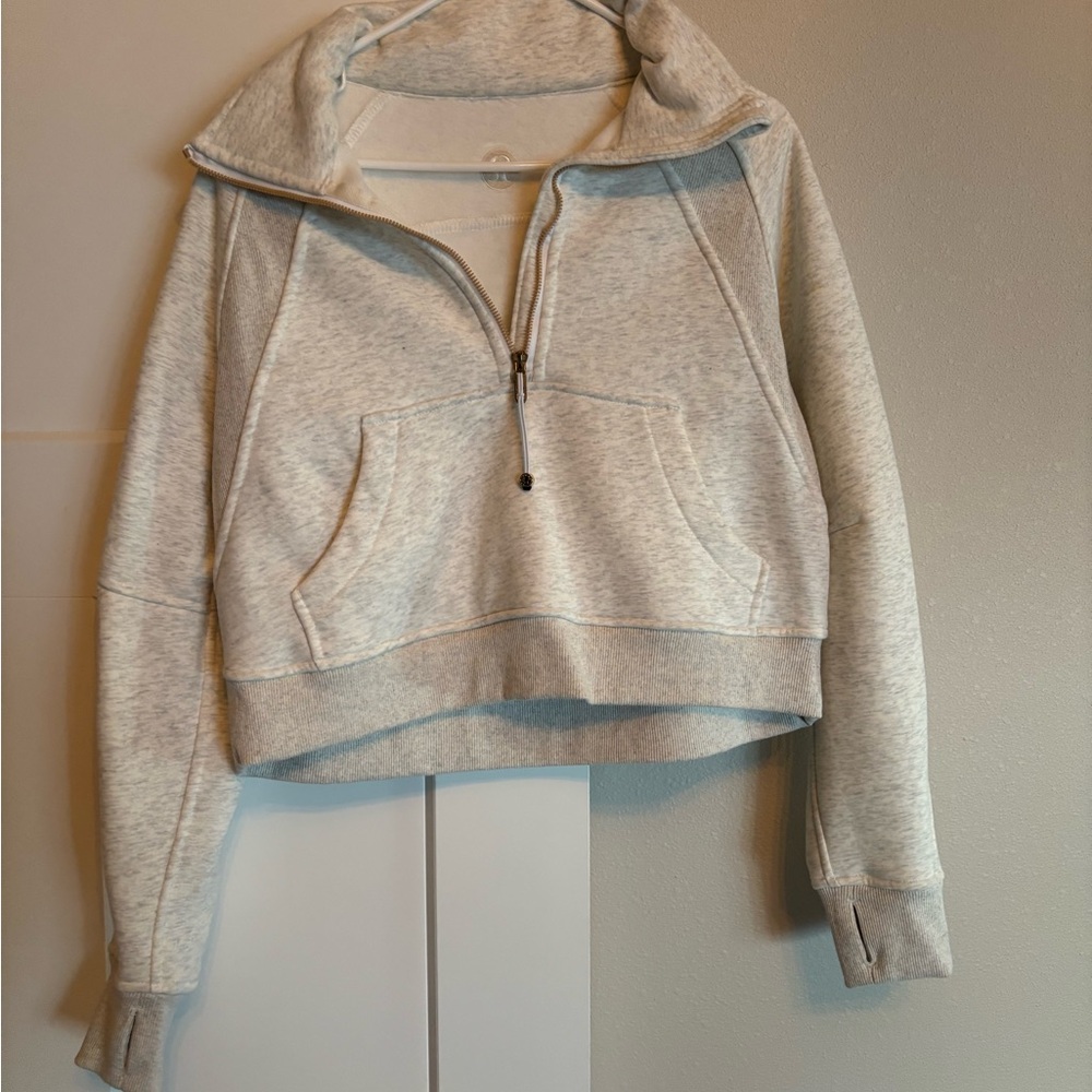 Gray Cozy Sweatshirt with Soft Fleece and Relaxed Fit